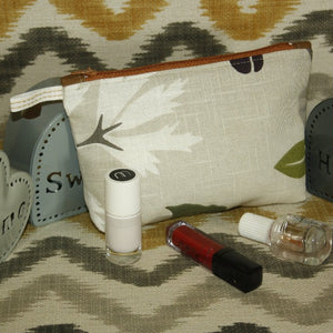 
                  
                    Charger l&amp;#39;image dans la galerie, Trousse ethnique d&amp;#39;appoint Fleur rouge
                  
                