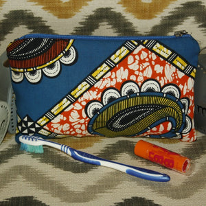 
                  
                    Charger l&amp;#39;image dans la galerie, Trousse/Pochette ethnique en imprimé wax bleu
                  
                